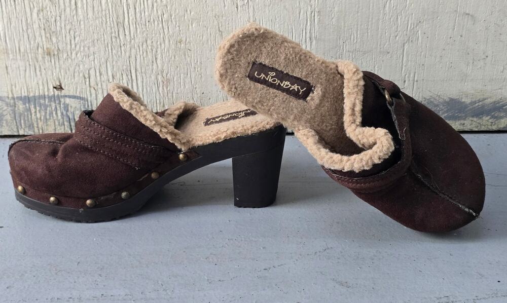 Unionbay clogs. 9.5M. Brown suede.